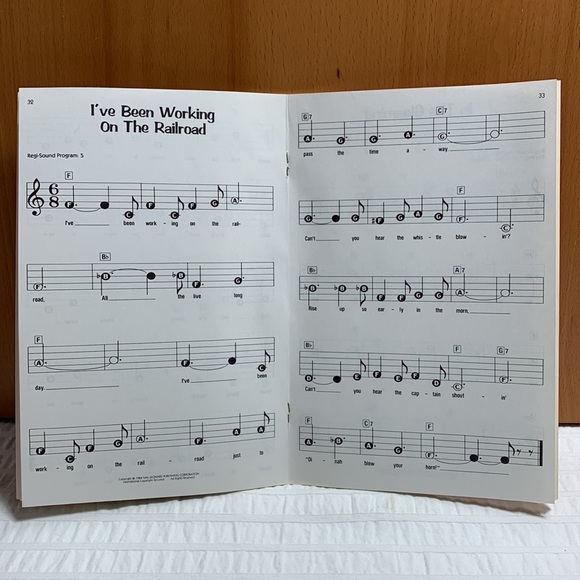 Keyboard Music Books - Beginner- Favourite Singalongs & Country Award Winners - Picture 11 of 12